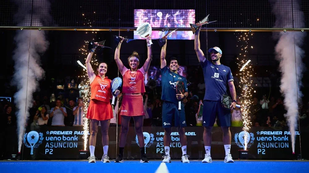 Los campeones de Asunción con sus trofeos