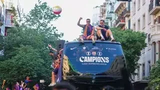 Declaraciones de amor, conos y balones de playa en una rúa del Barça con 750.000 culés