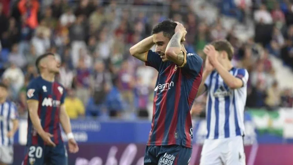 Julio Alonso se lamenta tras una ocasión fallada durante el duelo en El Alcoraz