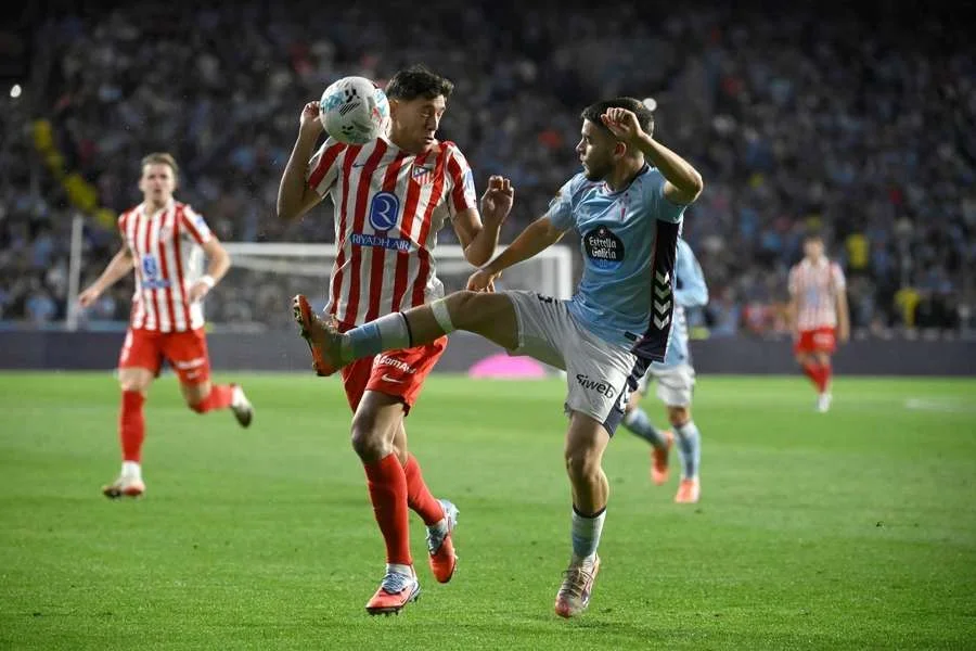 Carreira ante Nahuel Molina, en el partido de ida
