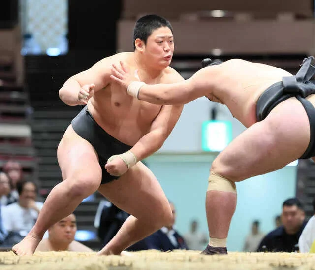 前相撲で相撲を取る垣添(カメラ・安藤 篤志)